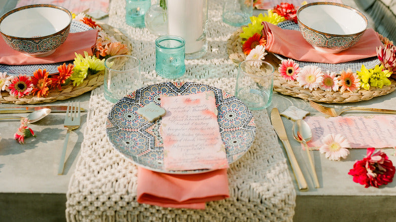 5 ways to decorate a table with a runner